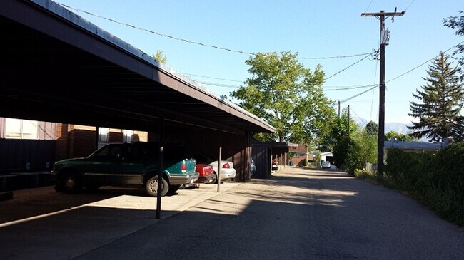 Foto del edificio - Beautiful Washington Terrace Apartment with carport and central air