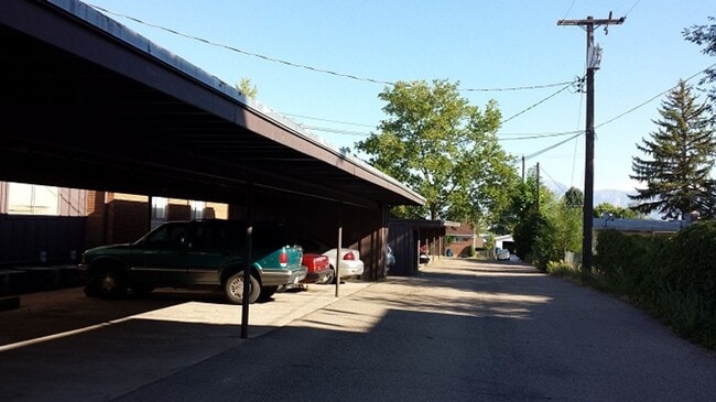 Building Photo - New carpet and paint throughout. Carport a...