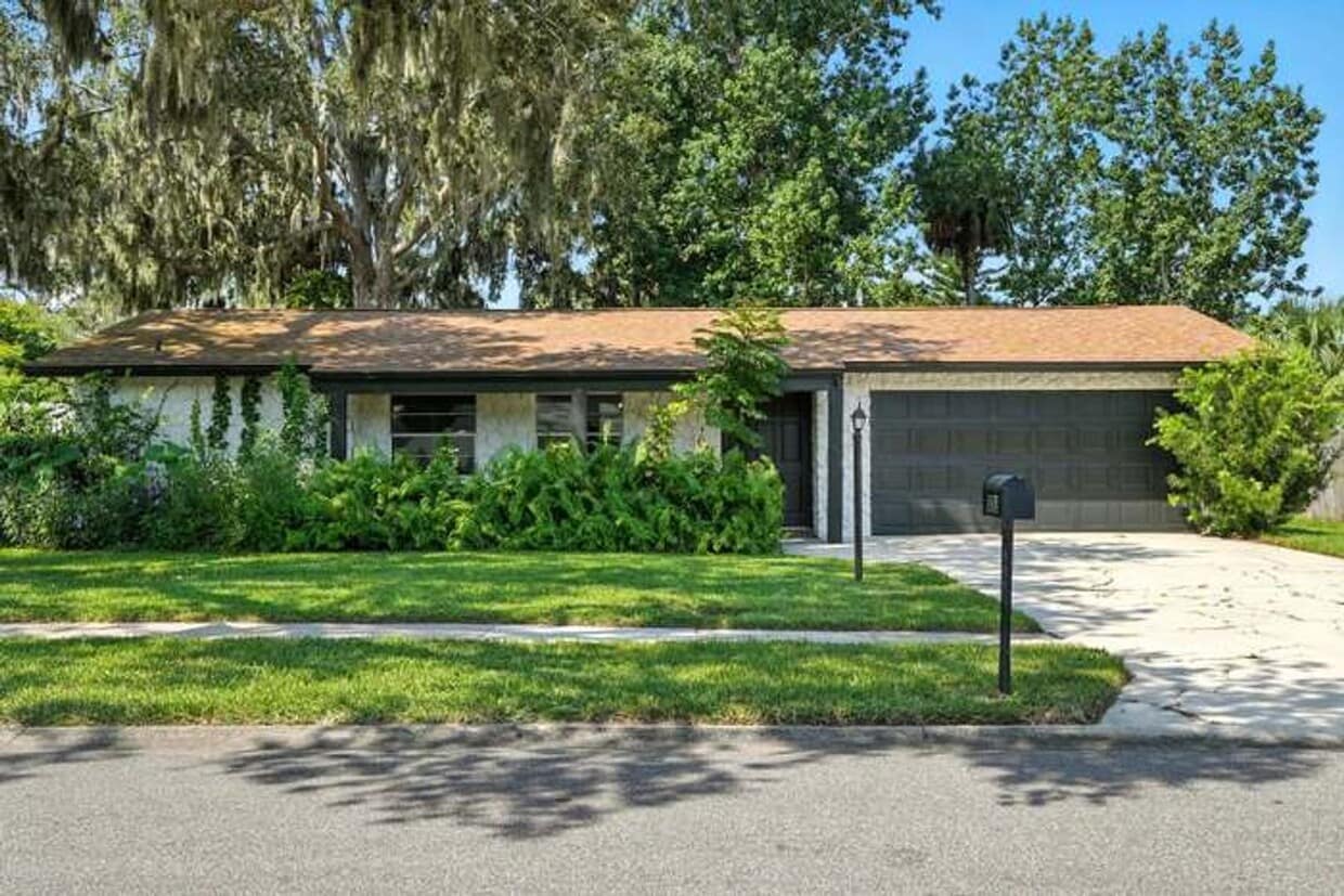 Primary Photo - Beautiful 3 Bedroom House in Quiet Port Or...