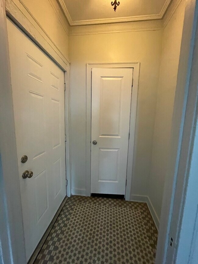 Foto del edificio - Huge 4 Bedroom in South East End Neighborhood