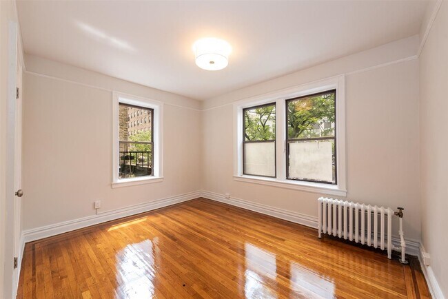 Building Photo - 124 Storms Ave