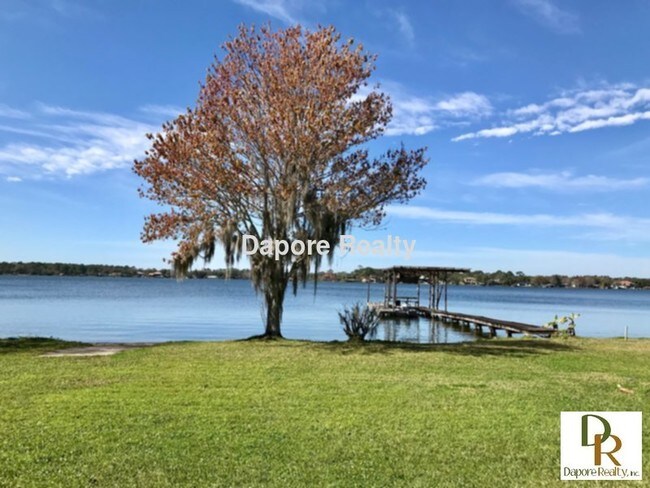 Foto del edificio - Lakefront-Remodeled 2 Bed, Garage, Wood Fl...