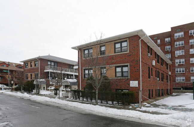 Building Photo - 470 E Broadway