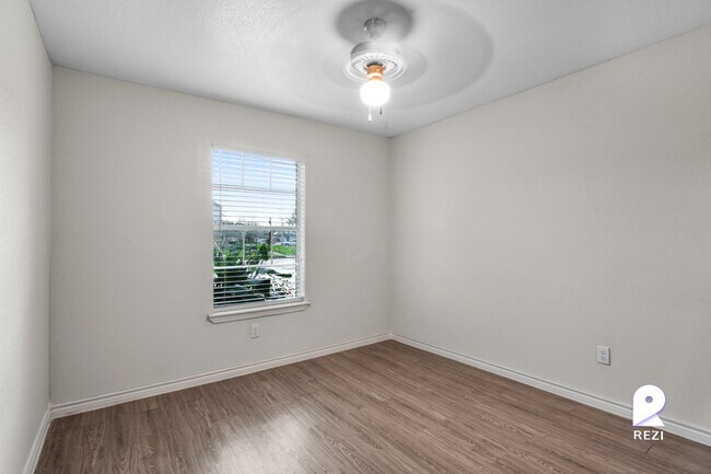 Foto del edificio - 11810 Algonquin Dr