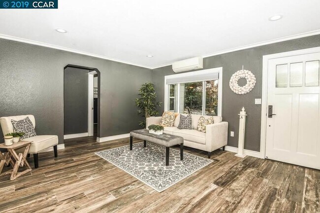 Foto del edificio - 2430 Larkey Ln