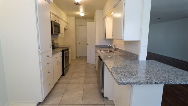 Foto del edificio - 1215 Dearborn Dr