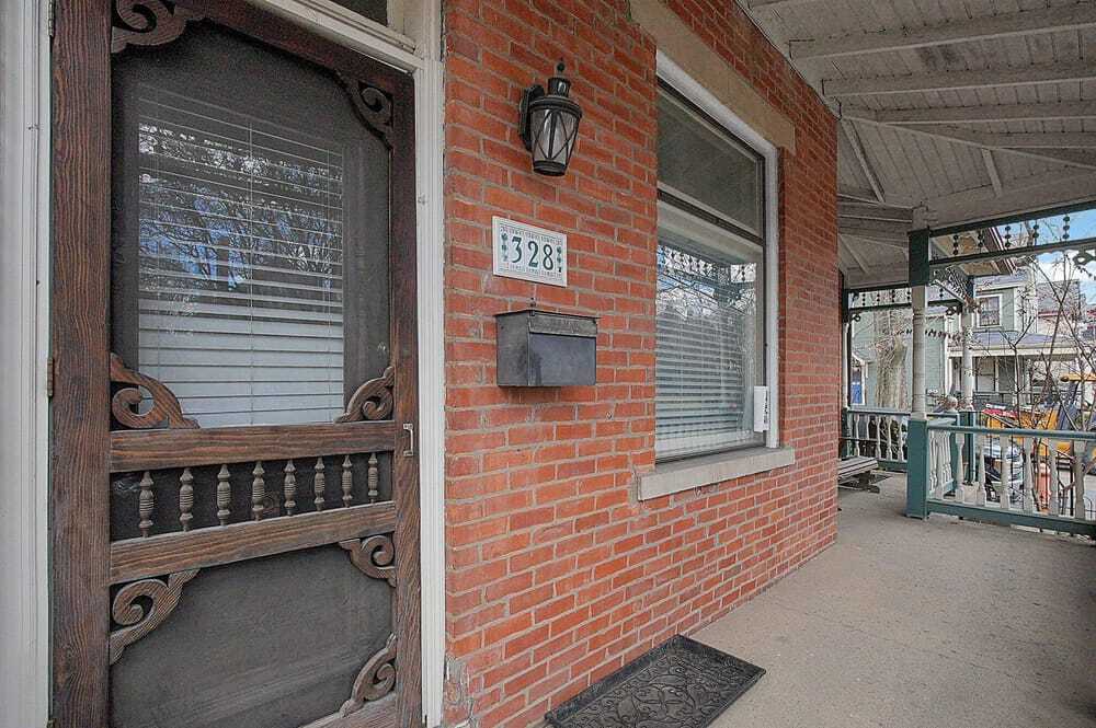 Puerta principal y porche - 328 W 1st Ave