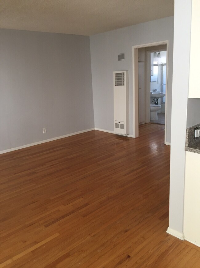 This floor is carpeted - 1311 Berkeley St