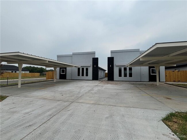 Foto del edificio - 909 Deluxe St