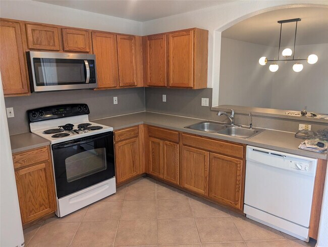 Building Photo - 4759 Pinemore Ln