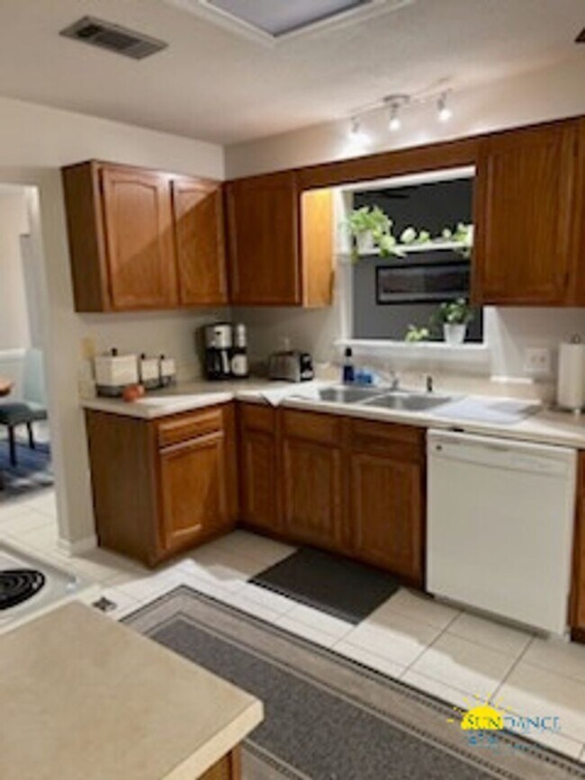 Building Photo - Gorgeous 3 Bedroom Ranch Style Home in Destin