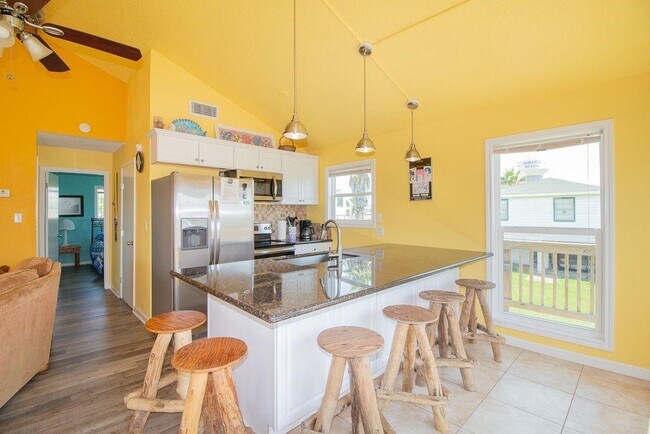 Foto del edificio - 16619 Captain Kidd Rd