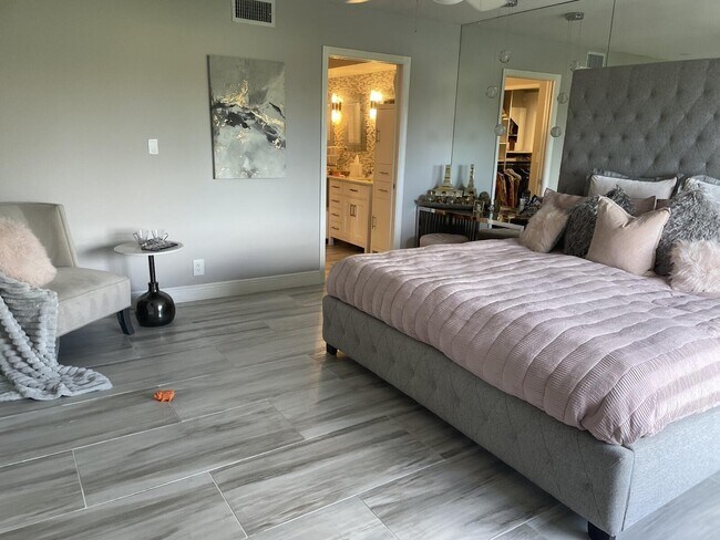 Foto del edificio - 7326 Clunie Pl