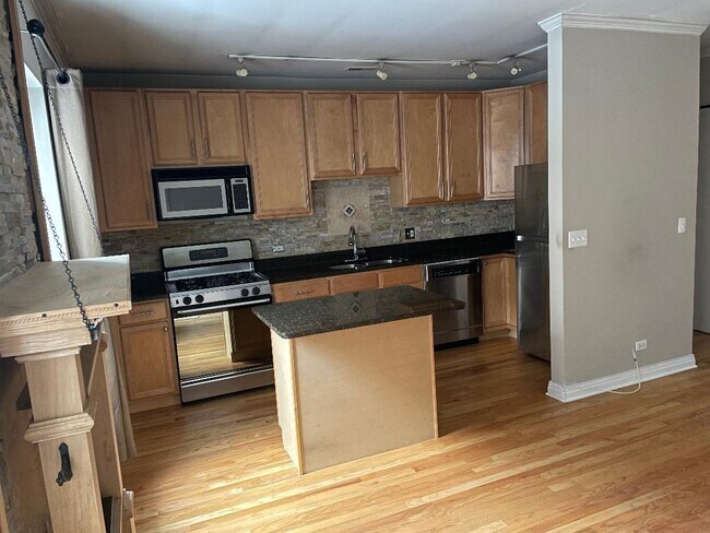 Kitchen - 4445 N Paulina St