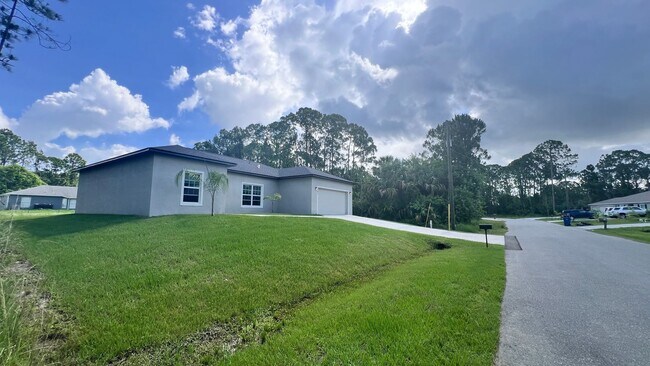 Foto del edificio - AWESOME 3 Bedroom, 2 Bathroom Home in Palm...