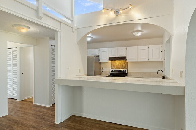Foto del edificio - 2-Bedroom / 1-Bath Condo + Loft. 2 Parking Stalls. Water Included.