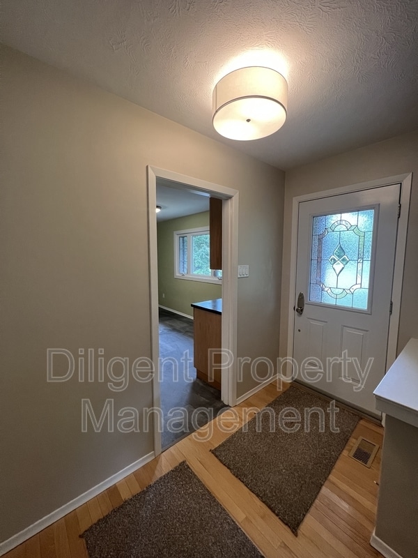 Photo du bâtiment - 1318 Amundsen Ave