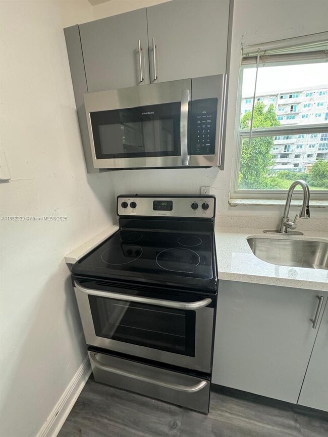 Foto del edificio - 866 NW 70th St