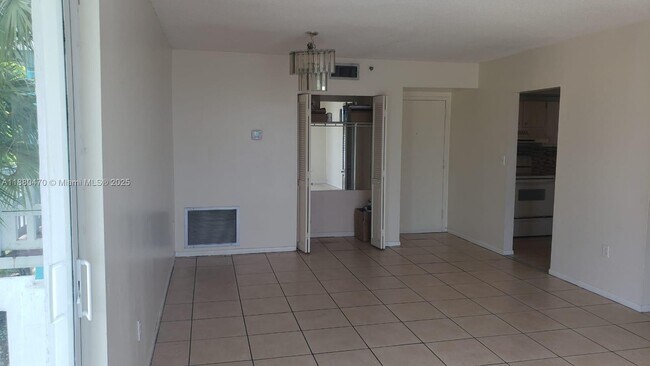 Building Photo - 919 Hillcrest Dr