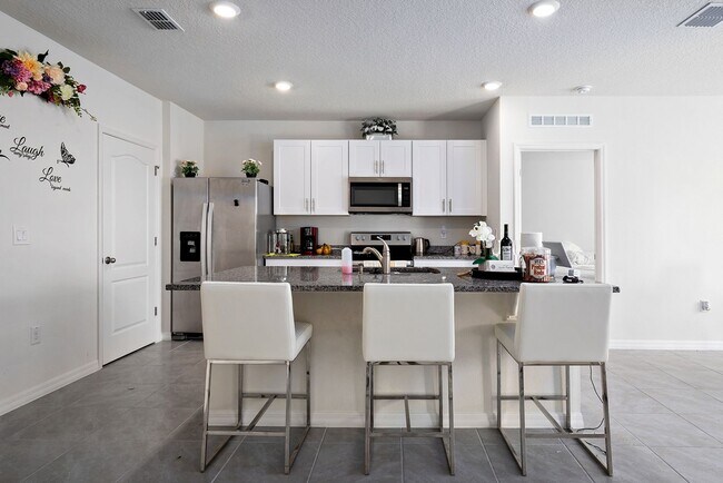 Foto del edificio - Furnished or unfurnished for this almost n...