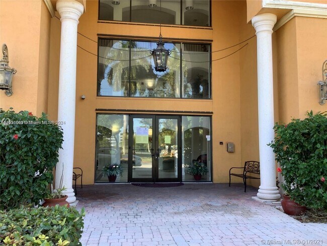 Building Photo - 9300 Fontainebleau Blvd