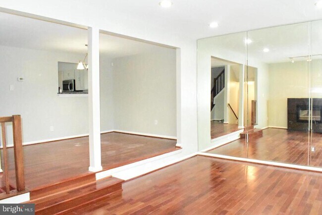 Foto del edificio - 8225 Londonderry Ct