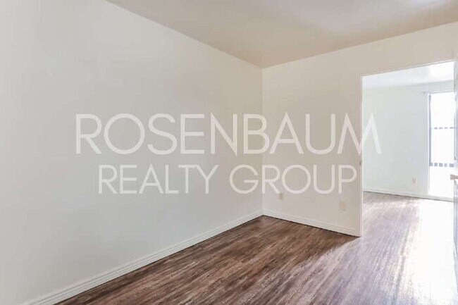 Foto del edificio - 770 N Dodge Blvd