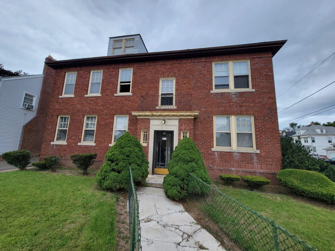 Primary Photo - 305 Main St