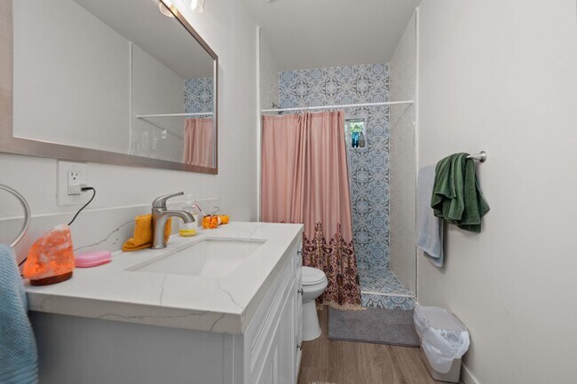 Foto del edificio - Private turfed yard!