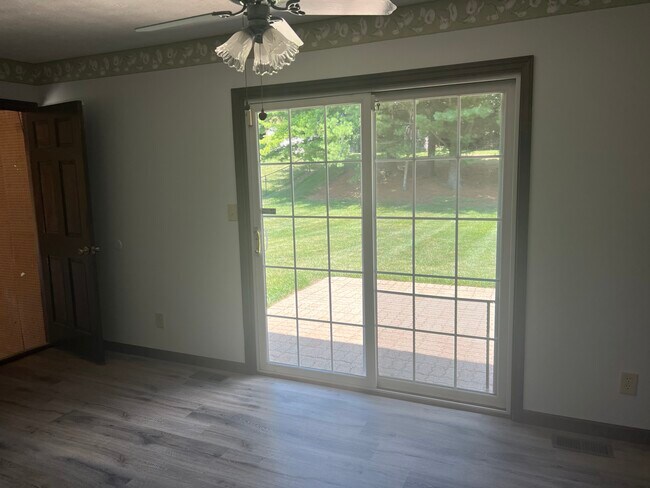 Foto del edificio - 3714 Creekwood Dr