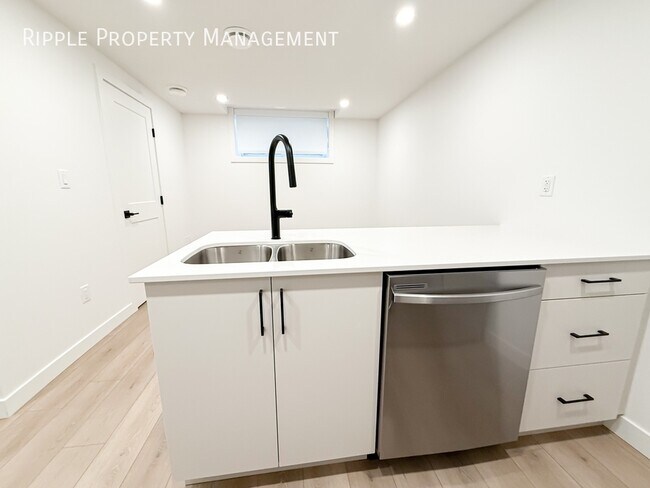 Photo du bâtiment - Modern 1 Beds, 1 Baths Basement/Lower | Av...
