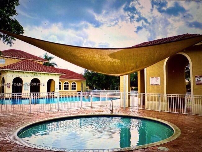 Foto del edificio - 4932 SW 140th Terrace