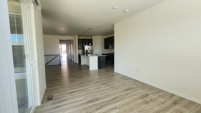 Comedor con puerta corrediza que da al patio trasero. - 16384 Fillmore St