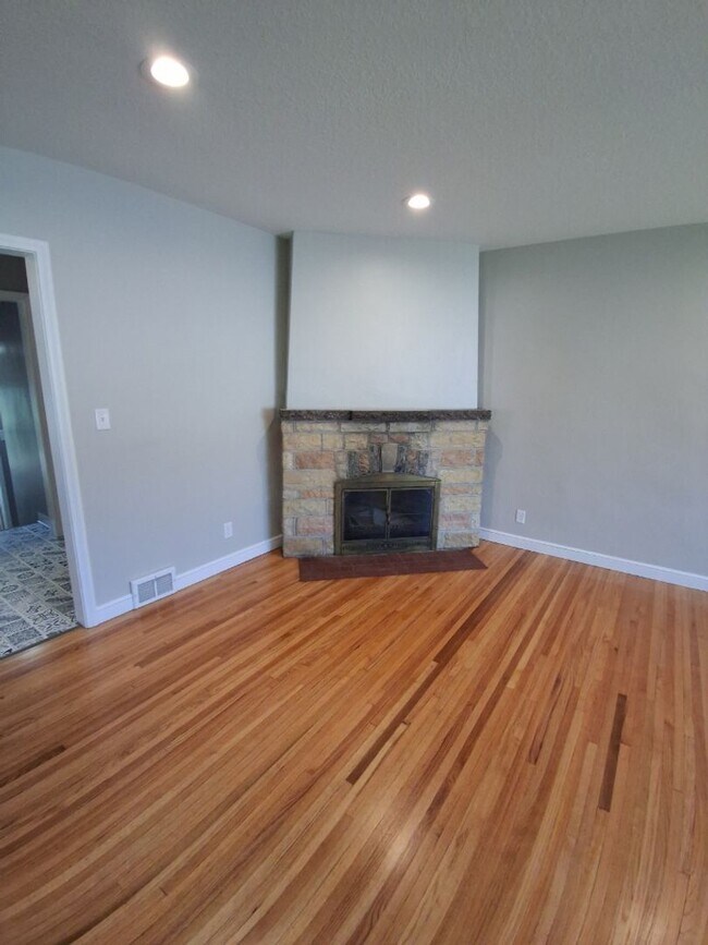Foto del edificio - Renovated 3BR Duplex! Available Early Octo...