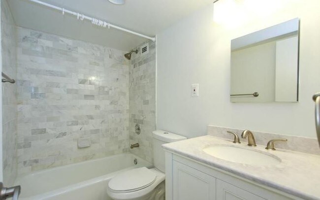 Baño renovado - 2939 Van Ness St NW