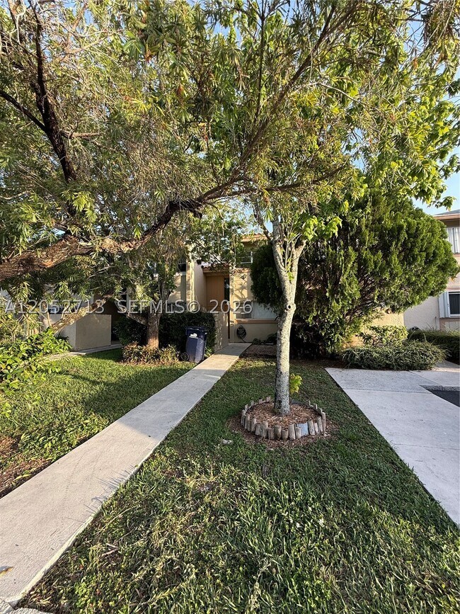 Building Photo - 14293 Kendale Lakes Dr