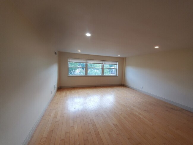 Foto del edificio - 1600 Beacon St
