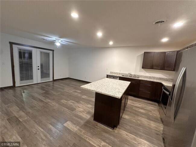 Foto del edificio - 360 N Knowles Ave