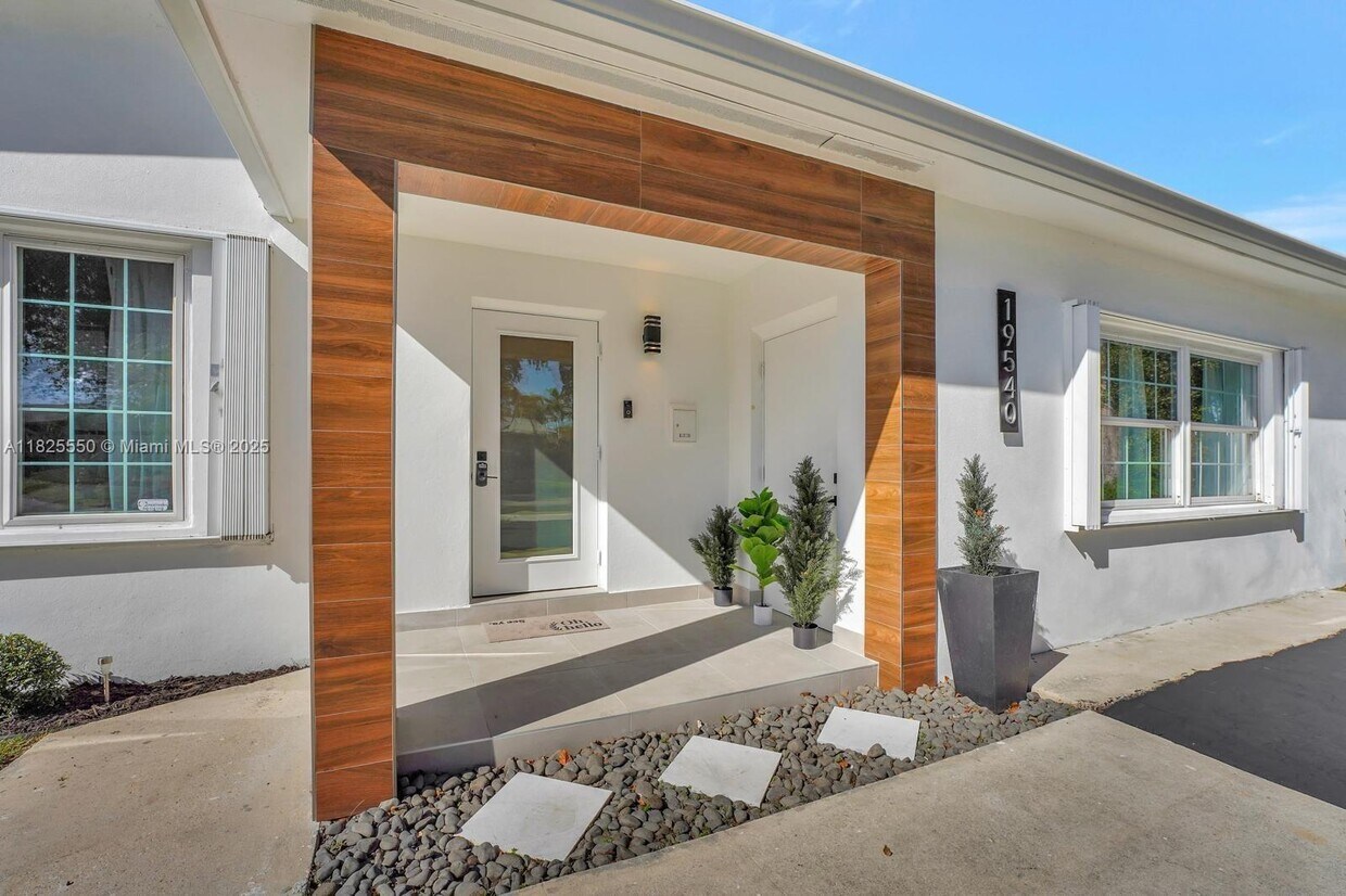 Foto principal - 19540 NE 18th Ct