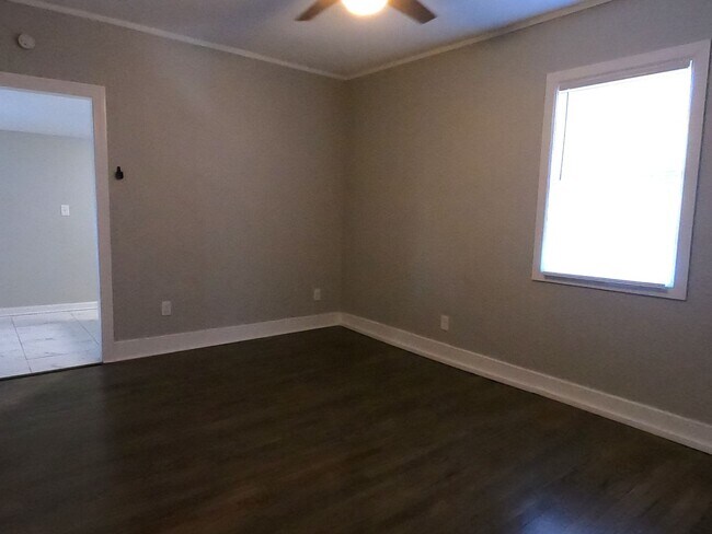 Building Photo - Very Nice Duplex in S. Memphis
