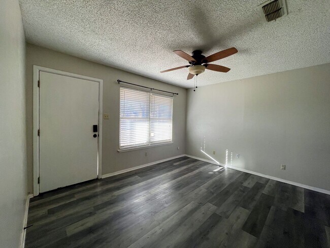 Foto del edificio - Your Dream Duplex Awaits in Charming Snyder!