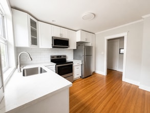 Building Photo - 86 Balmoral Ave S