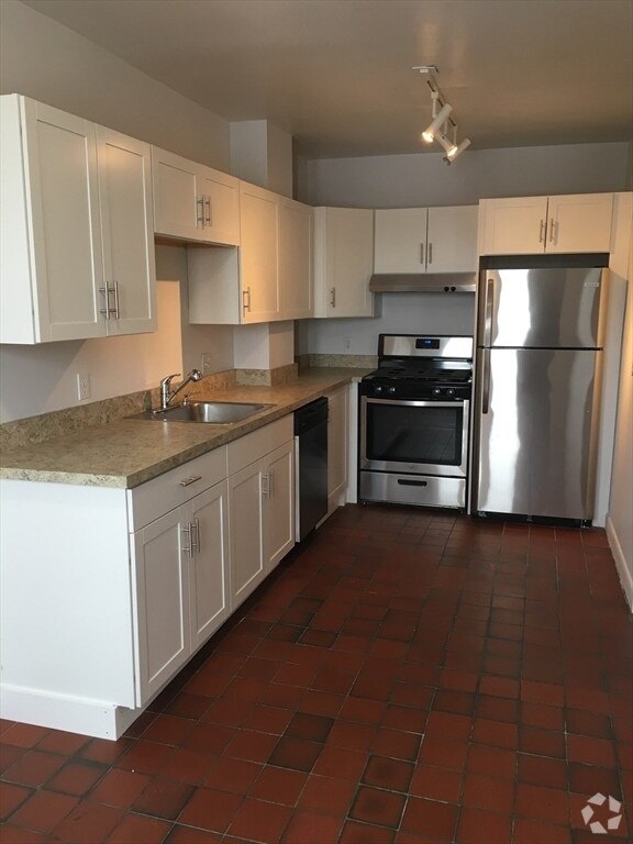 Building Photo - 466 Park Dr