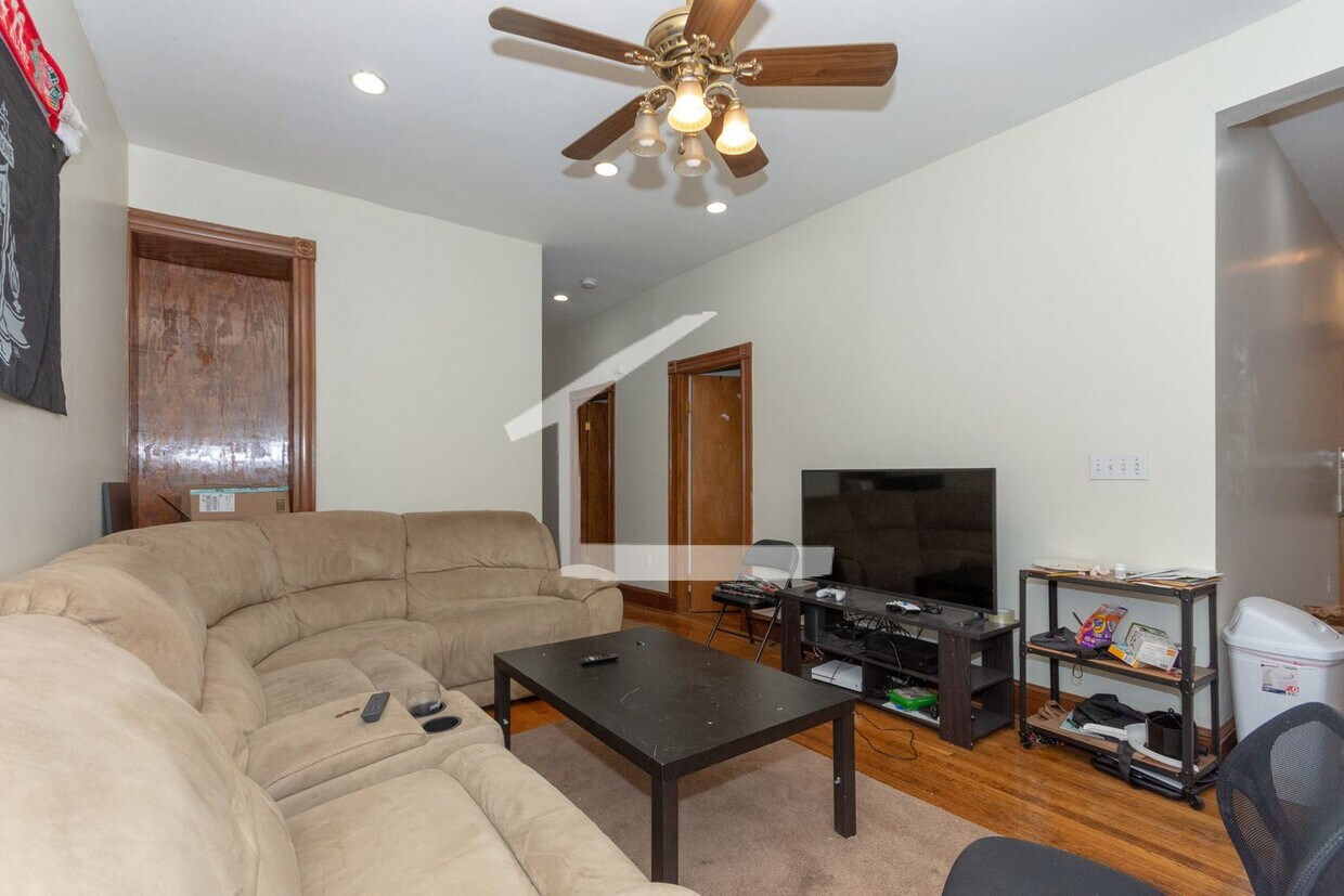 3bed 2bath unit in Brookline - 4bed 2bath unit in Somerville