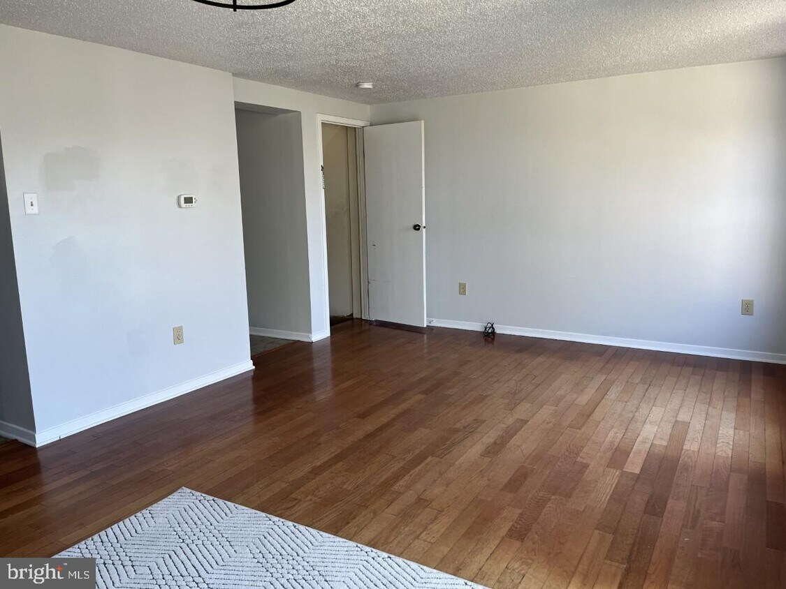 Primary Photo - 1525 Iris Ct
