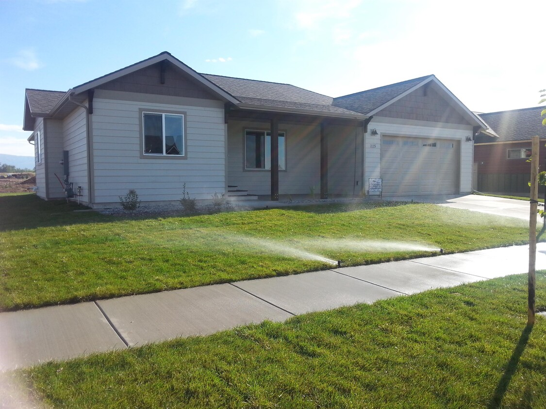 Primary Photo - 225 Falconers Way