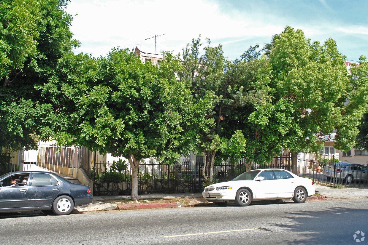 Building Photo - 742 Irolo St