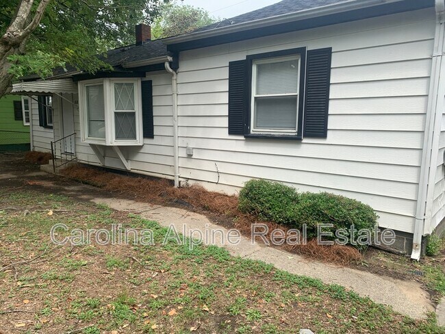 Building Photo - 108 Miller St