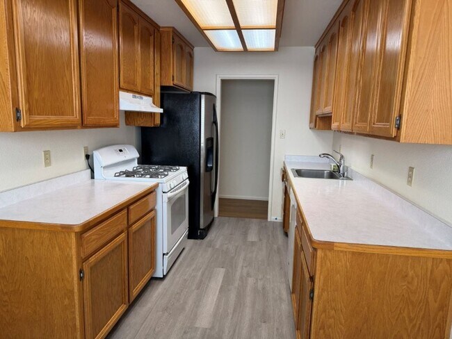 Foto del edificio - 1321 Chestnut Ln