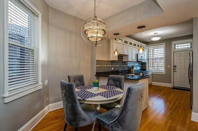 Dining - 4941 S Vincennes Ave